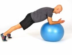Latihan Core Stabilitas Menggunakan Bola Gym Agar Postur Tubuh Lebih Kuat